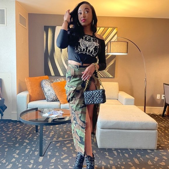 HIGH SLIT CAMO PRINT SKIRT - Picture 9 of 9